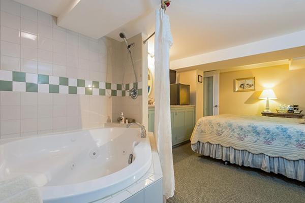 Kingsley House Bed & Breakfast - Full Home Fennville Exteriör bild